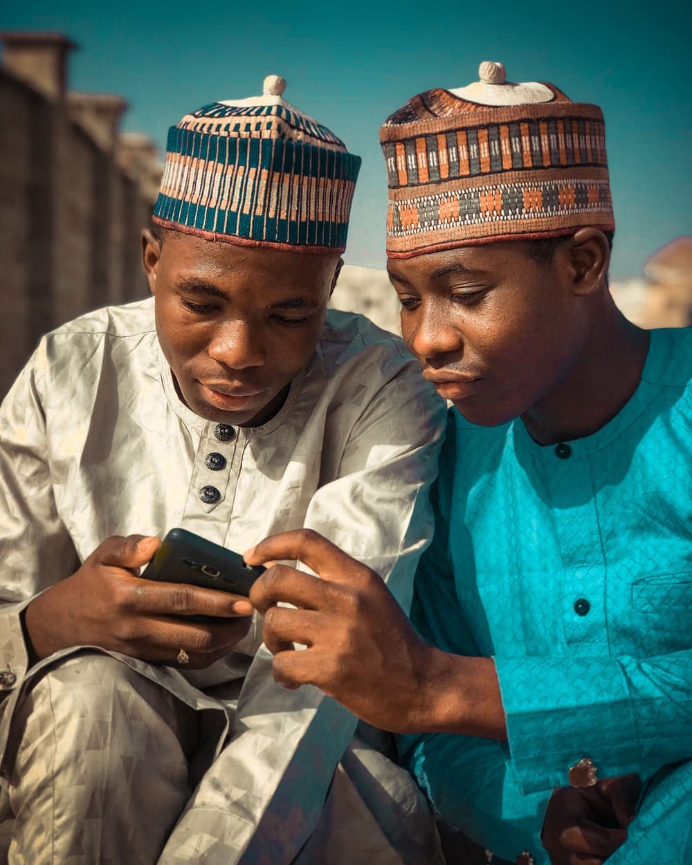 Deux personnes consultent ensemble un transfert sur un téléphone.