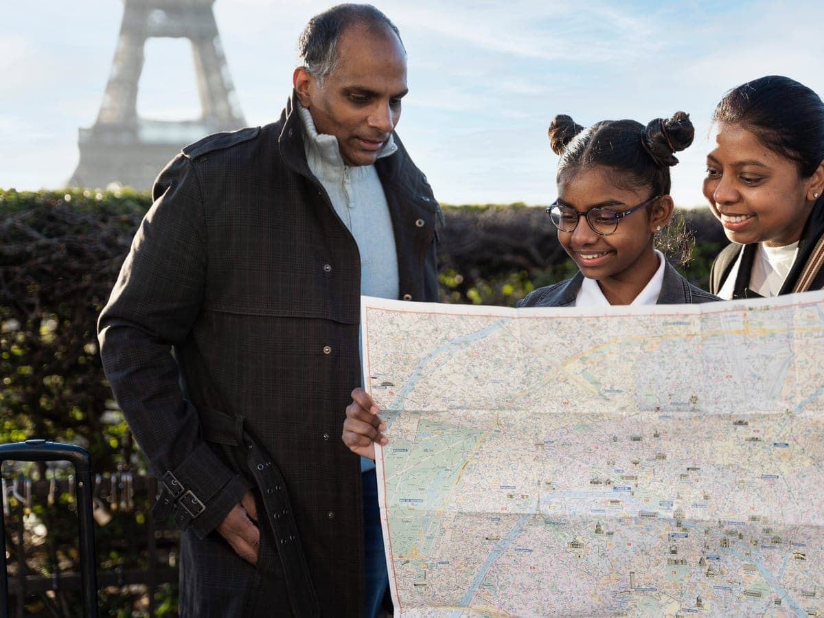 Une famille se retrouve à Paris, carte de la ville en main.