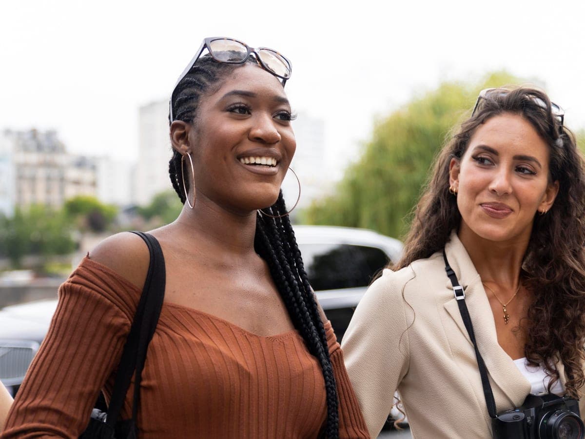 Deux amies se retrouvent dans les rues de Paris.